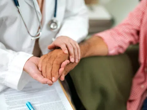 Người cao tuổi sống chung với HIV: Thách thức kép từ lão hóa và bệnh mạn tính