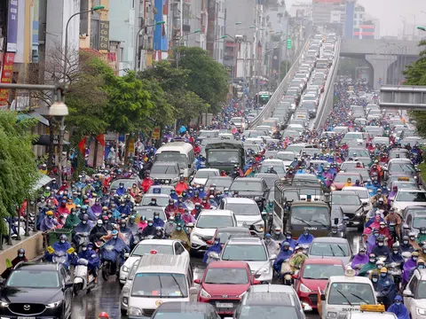 Đường phố Hà Nội kẹt xe chật cứng, chủ phương tiện co ro trong mưa rét