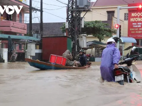 Mưa lớn tới hơn 700 mm, nhiều tỉnh miền Trung, Tây Nguyên bị nước lũ bủa vây, người dân chèo thuyền đi lại trên phố