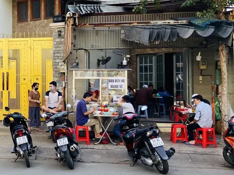 TP Hồ Chí Minh: Ngày đầu các cửa hàng cho ngồi ăn tại chỗ, khách hàng nửa ngần ngại, nửa hồ hởi