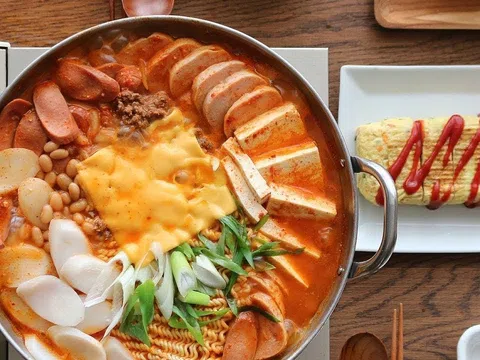 Món ngon Hàn Quốc cay nóng được các bạn trẻ yêu thích trong thời tiết mưa lạnh