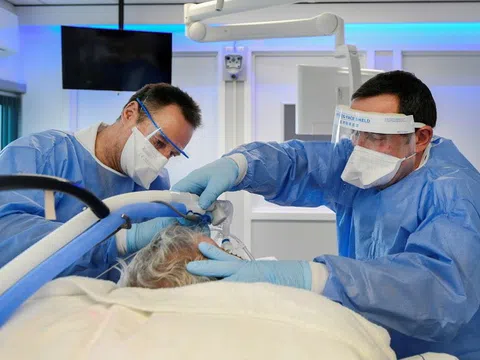 Liệu pháp bộ đôi kháng thể đơn dòng tác dụng kéo dài AZD7442 (còn có tên là Evusheld) được cấp phép sử dụng khẩn cấp ở Hoa Kỳ cho dự phòng trước phơi nhiễm (phòng ngừa) COVID-19