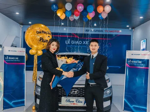 Tổng giám đốc Phạm Thêu nhận xe ô tô trước Tết – niềm vui nhân đôi
