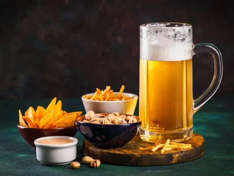 Uống bia giải nhiệt nhưng hại gan thế nào?