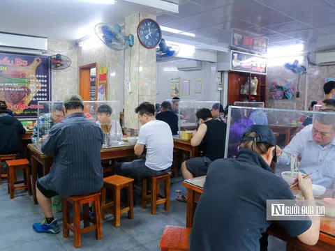 Hà Nội: Hàng quán tấp nập sau khi được phục vụ tại quán