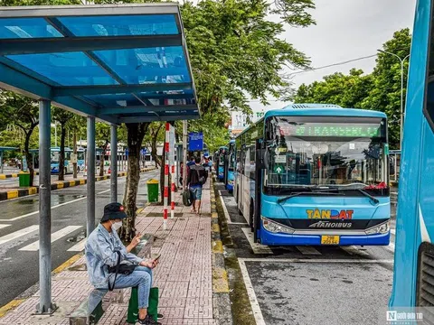 Xe buýt vắng khách ngày đầu hoạt động trở lại