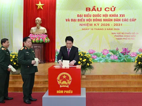 Chủ tịch nước Lương Cường bỏ phiếu bầu cử tại Khu vực bỏ phiếu số 26, phường Hoàn Kiếm, Hà Nội