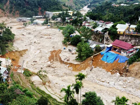 Tin bão khẩn cấp: Bão số 5 đi vào Trung Trung Bộ gây mưa lớn, có nơi trên 350mm