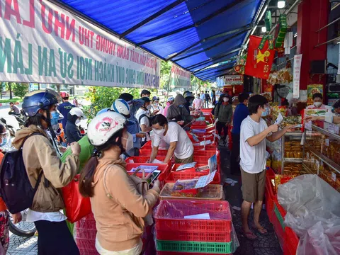 Người dân TPHCM xếp hàng mua bánh Trung thu