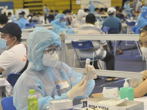 Thủ tướng: Không thu phí, trục lợi trong tiêm vaccine phòng COVID-19