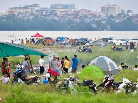 Hàng trăm người dựng trại cuối tuần bên bờ sông Hồng