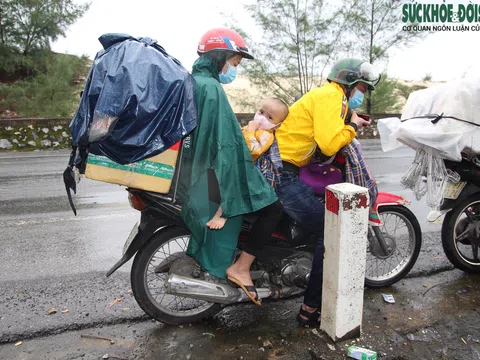 Những đứa trẻ và hành trình thiên lý 'đội nắng, dầm mưa' cùng cha mẹ về quê