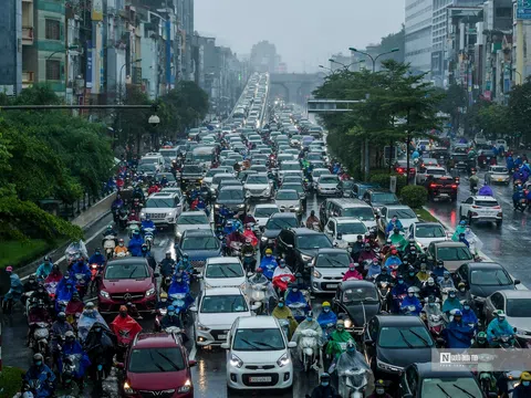 Hà Nội mưa rét, đường phố ùn tắc sáng đầu tuần