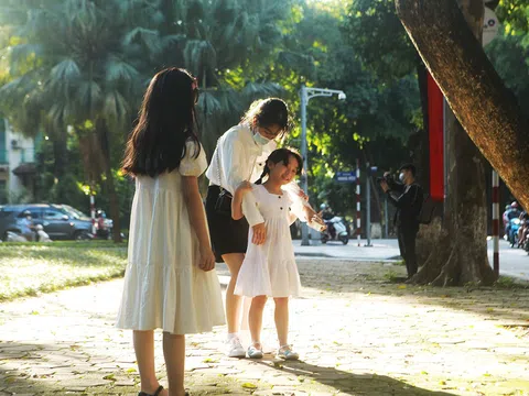 Ảnh: Người Hà Nội đắm mình trong nắng vàng đầu thu