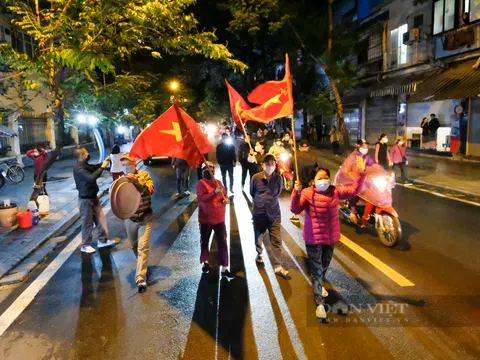 Gỡ phong tỏa bệnh viện Việt Đức, người dân vui mừng ùa ra đường phất cờ hò reo