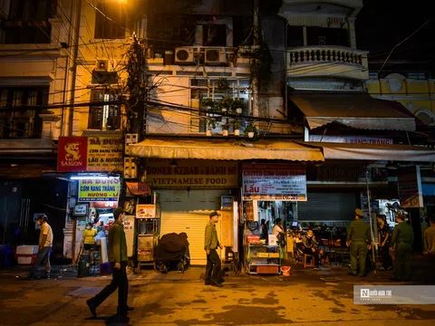 Hà Nội cấm bán hàng sau 21h: Vội đóng cửa khi bị nhắc nhở