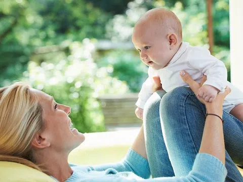 Bí quyết chơi với trẻ sơ sinh để kích thích trẻ phát triển trong năm đầu đời