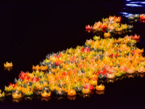 Tưởng niệm nạn nhân COVID-19: Những cánh hoa đăng mang lời gửi gắm của người ở lại