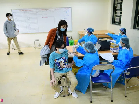 Hà Nội bắt đầu triển khai tiêm vaccine ngừa COVID-19 cho trẻ từ 15-17 tuổi