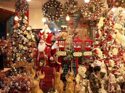 Phố phường Hà Nội ngập tràn đồ trang trí chào đón Giáng sinh