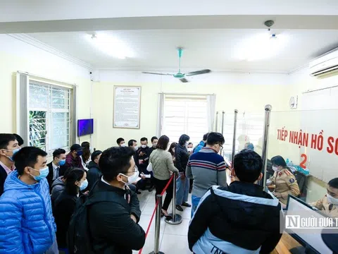 Hà Nội: Đông nghịt người đi đăng ký xe ô tô, phớt lờ khuyến cáo 5K