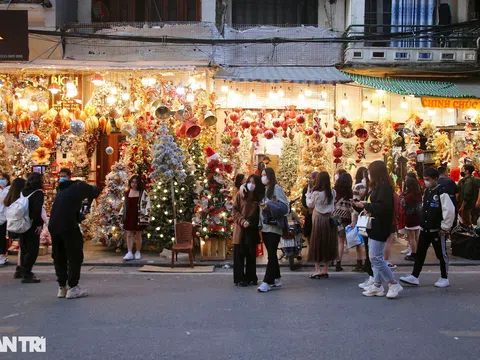 Đông nghịt người đổ về Hàng Mã mua sắm đón Noel 2021