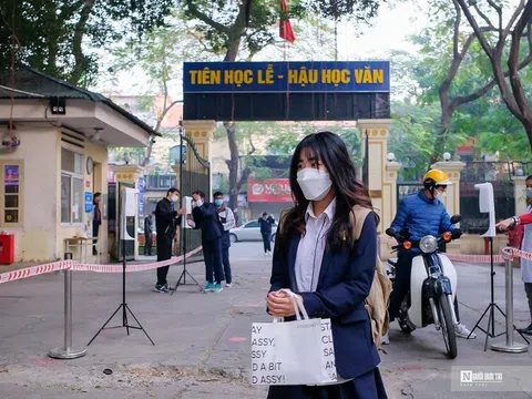 Học sinh lớp 12 tại Thủ đô hào hứng đến trường