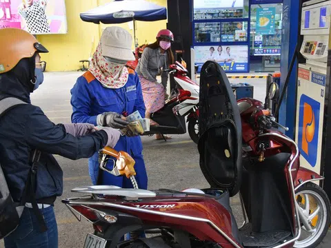 Giá xăng giảm mạnh nhất trong vòng 21 tháng