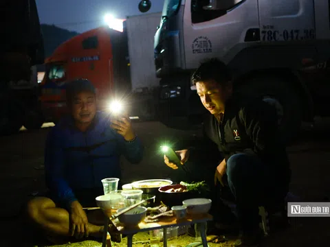 Hàng ngàn tài xế vạ vật ăn cơm, chờ thông quan tại cửa khẩu Lạng Sơn