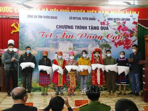 Tuyên Quang: Chương trình "Tặng quà Tết ấm vùng cao"
