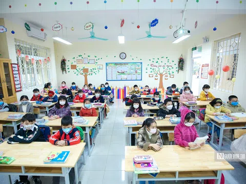 Thầy và trò háo hức gặp lại nhau sau gần 1 năm học trực tuyến