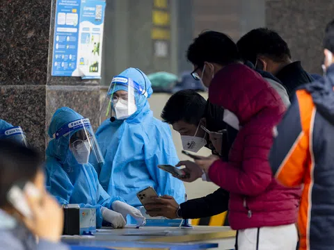 Hà Nội: F0 tăng cao, người dân xếp hàng đi làm xét nghiệm COVID-19