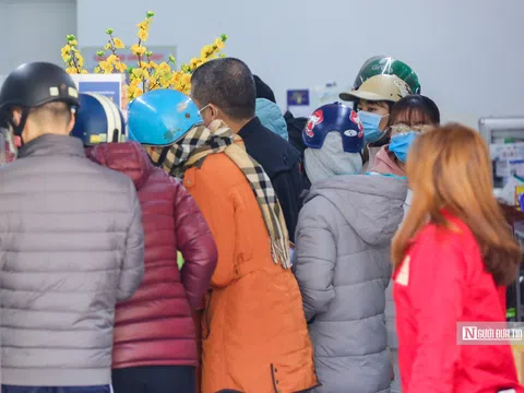 Đổ xô đi mua thuốc chữa Covid-19, nhiều người ngậm ngùi đi về