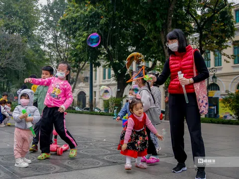 Nhộn nhịp du khách đến các điểm du lịch Thủ Đô