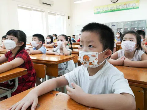 Học sinh lớp 1 lần đầu tới trường khi năm học sắp kết thúc