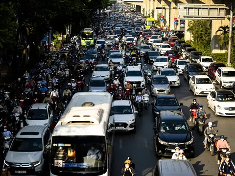 Hà Nội, TP.HCM lại tắc đường kinh hoàng sau nghỉ lễ, người dân chật vật tới nơi làm việc