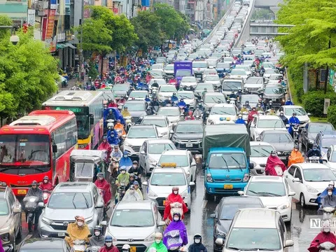 Giao thông Thủ đô ùn tắc cục bộ dưới cơn mưa lớn đầu tuần