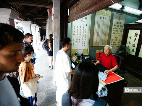 Thí sinh Hà Nội nườm nượp kéo đến Văn Miếu cầu may mắn