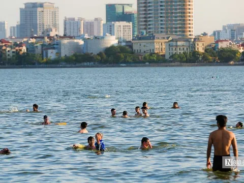 Nắng nóng gay gắt, người dân Thủ đô đổ ra hồ Tây giải nhiệt