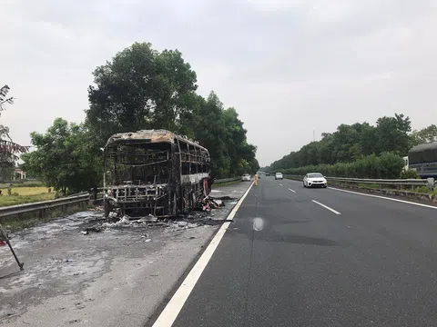 Xe khách bị thiêu rụi trên cao tốc Cầu Giẽ - Ninh Bình