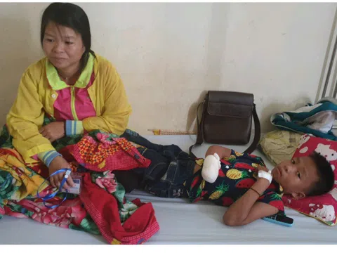 Thanh Hóa: Nát bàn tay do đèn pin loại đội đầu phát nổ