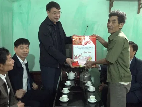 Thanh Hóa: Lãnh đạo huyện Quảng Xương trao quà nhân ái trước Tết cổ truyền