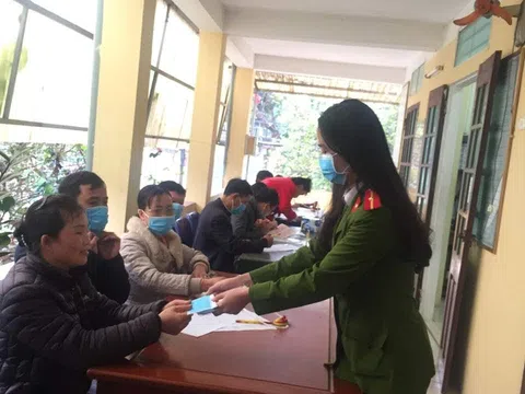 Thanh Hóa: CA Đông Sơn phát khẩu trang miễn phí cho người dân làm thẻ căn cước
