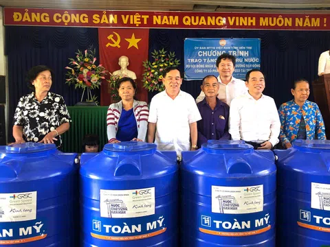 Tặng 500 bồn trữ nước ngọt cho dân nghèo Bến Tre