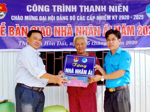 Kiên Giang: Huyện Hòn Đất bàn giao nhà 'nhân ái' cho người già, khuyết tật