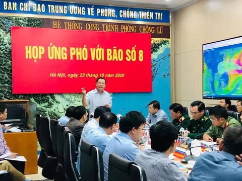 Đồng chí Nguyễn Xuân Cường chỉ đạo họp ứng phó với bão số 8