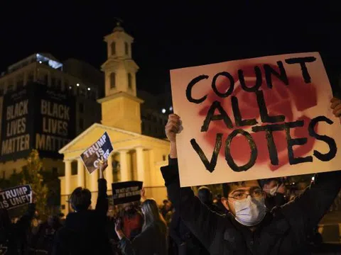 Ảnh: Dân Mỹ làm gì trong lúc chờ kết quả kiểm phiếu?