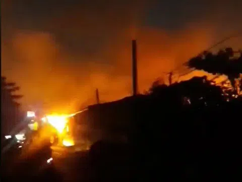 Công ty sản xuất bao bì ở Bình Dương chìm trong "biển lửa"