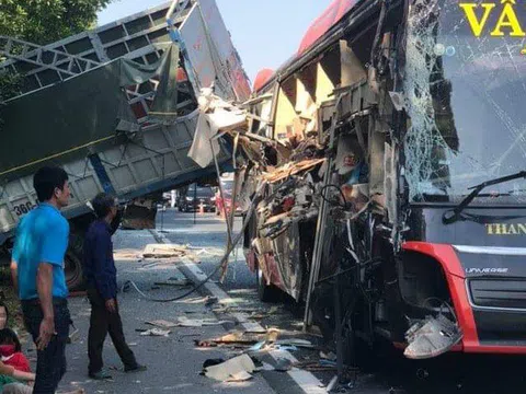 Xe khách va chạm mạnh với ô tô tải dừng nghỉ trên cao tốc khiến 4 người bị thương