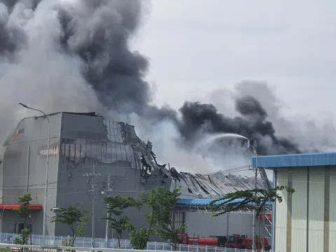 Cháy lớn khu công nghiệp Hiệp Phước: cột khói bốc cao hàng trăm mét